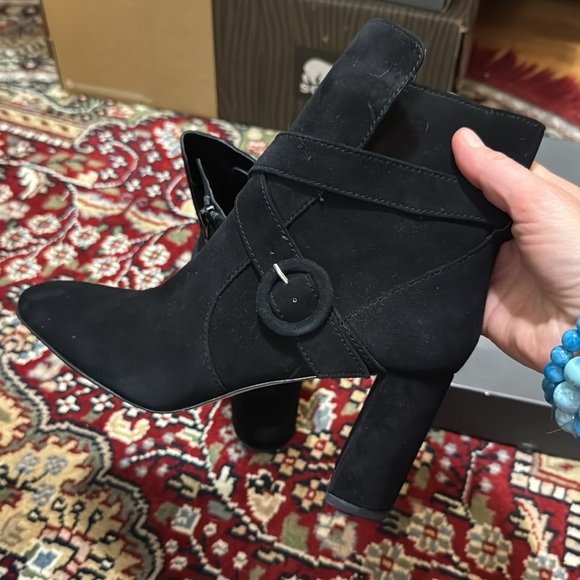Ann Taylor suede block heel bootie, size 7, tts, never worn, w the original box - Picture 3 of 8